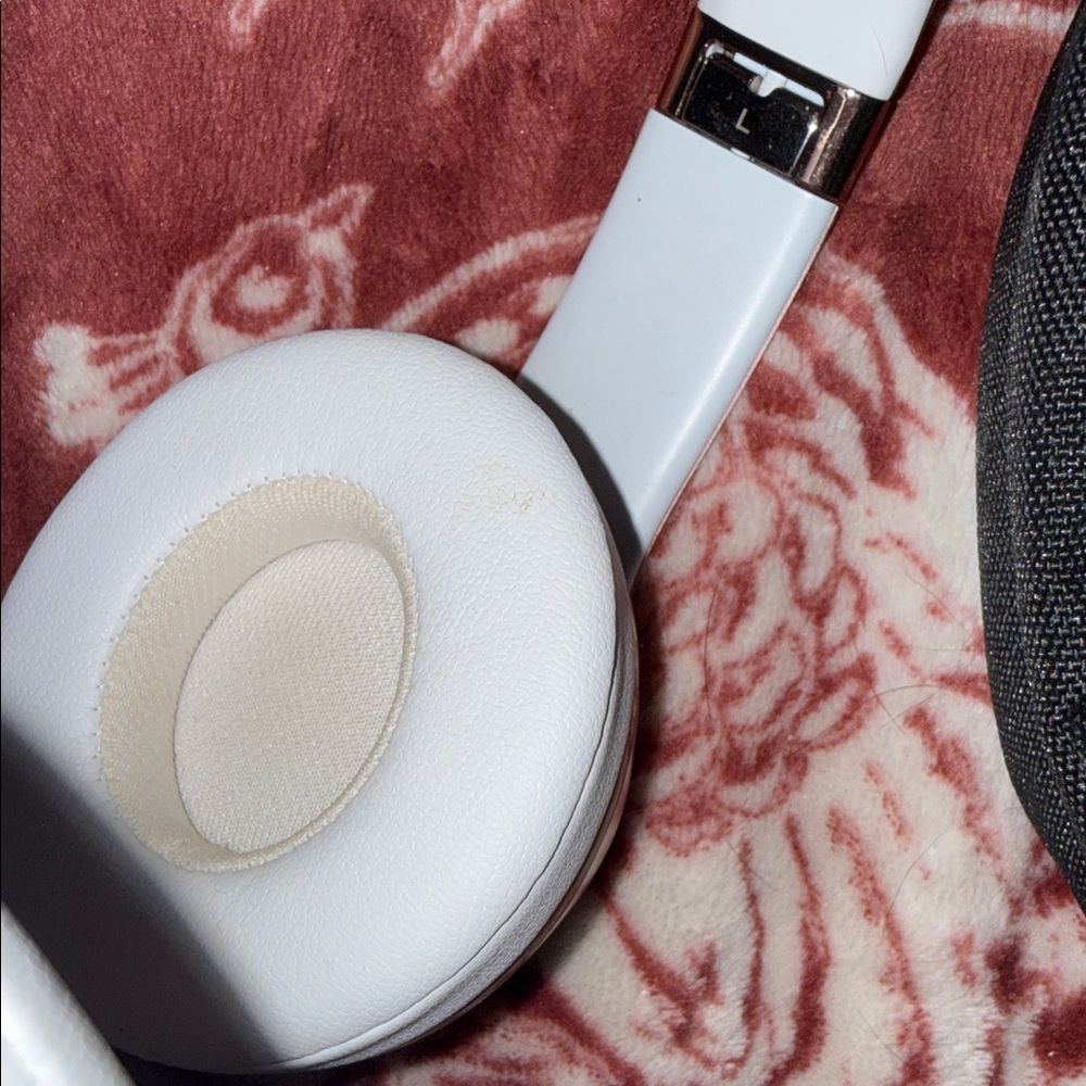 Beats Solo3 Wireless Headphones in Rose Gold and White - Picture 5 of 7